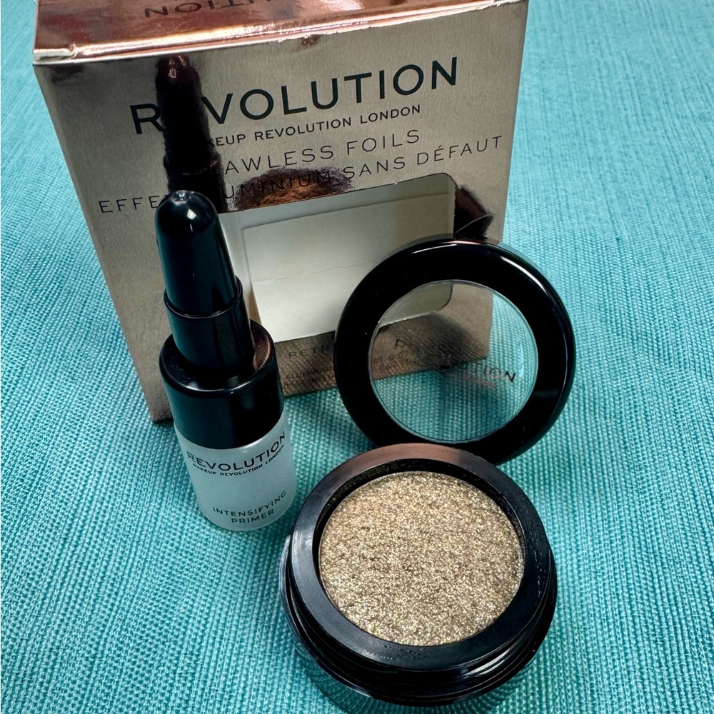 Revolution Flawless Foils Eyeshadow - Retreat Bronze